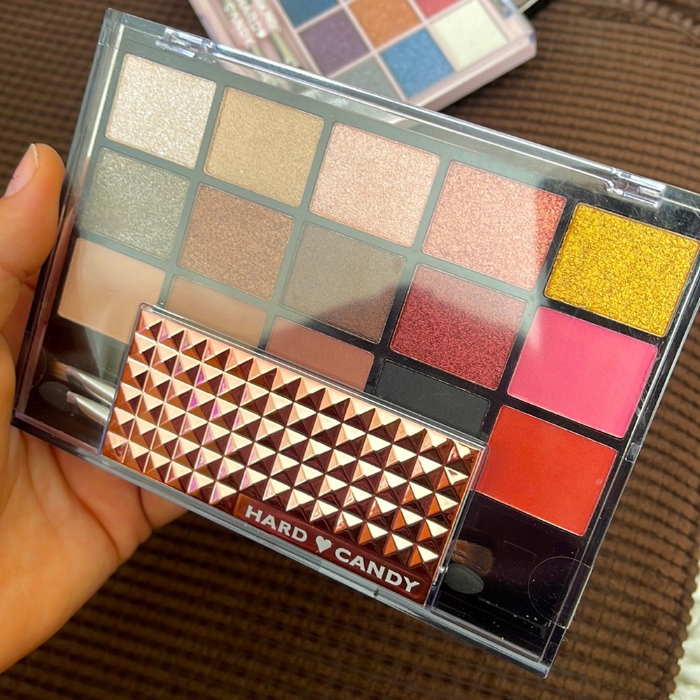 15 Shade Eye Shadow Palette ! 💕